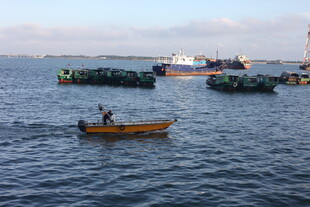 海上小船与集装箱货轮