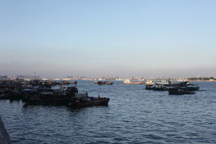 海港暮色中的停泊船只