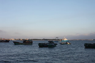 海上船只的宁静黄昏景象