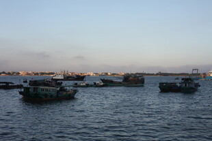 海上船只停泊的宁静画面