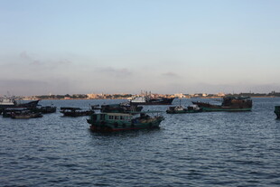 黄昏下的宁静港湾