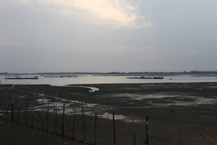 黄昏下的江畔景致