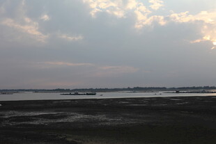 黄昏下的开阔水域景观