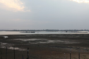 黄昏下的宁静河岸风光