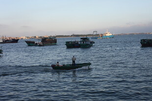 海上渔船景象
