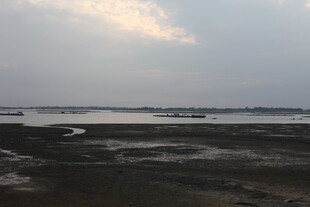 黄昏下的宁静河岸风光