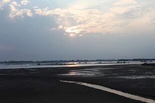 夕阳下的宁静海滨景色