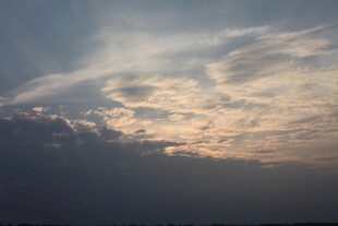 黄昏时分的绚烂天空