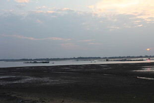 日落时分的宁静海滩