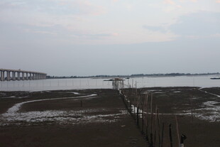 黄昏下的江畔与远处桥梁