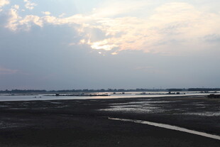 海边黄昏下的空旷道路