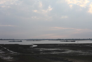 海边滩涂 云遮日光景致