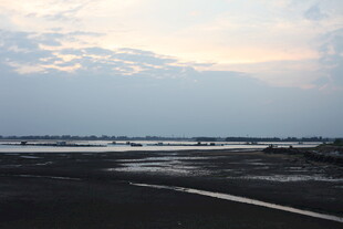 海边黄昏时的宁静道路