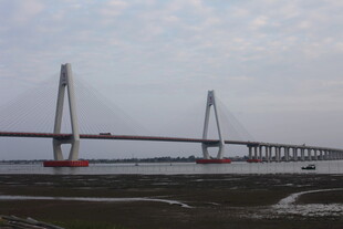 壮观大桥横跨天际