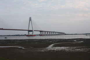 壮观跨海大桥远景