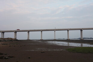 黄昏下的跨河大桥