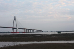 黄昏下的跨海大桥美景