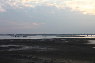 黄昏下的宁静海滩与栈桥