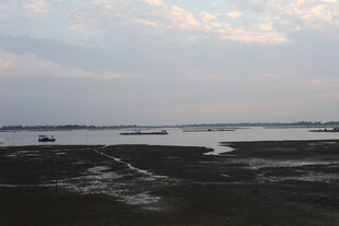 海边黄昏下的滩涂景象