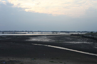 黄昏下的宁静海滩