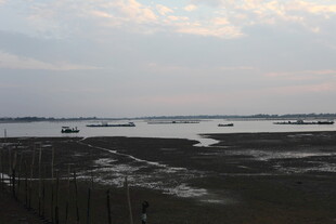 黄昏下的江畔滩涂景象