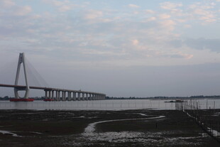 黄昏下的跨海大桥美景
