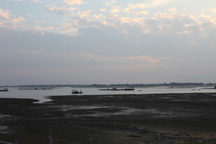 黄昏下的宁静河岸风光