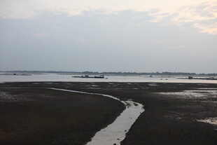 黄昏下蜿蜒河岸风景