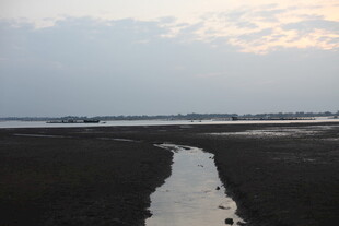 黄昏下的海边狭长水道