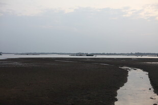 黄昏下的河畔景色