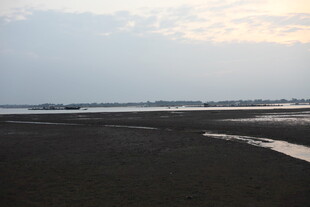 黄昏下的宁静海滩