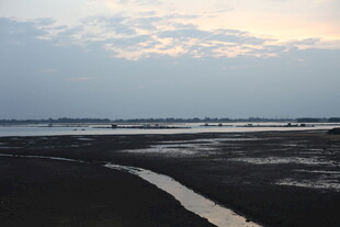 黄昏下的宁静河岸风光