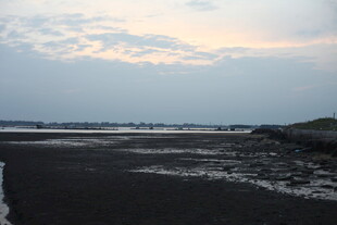 海边暮色下的宁静沙滩