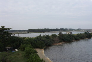 河畔自然风光景色宜人