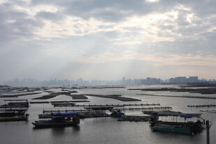 港口船只与穿透云层阳光