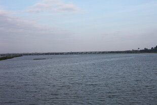 宁静宽阔的水面风光