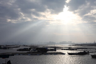 海上日出时的波纹与船只