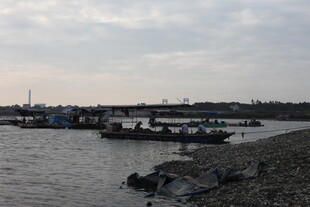 江边停泊的船只景象