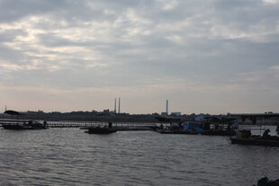 河畔船只与天际云彩景观