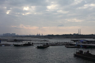 海港暮色中的船只景象