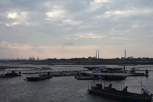 河畔船只与远处建筑景观