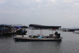 水上停泊的船只与码头