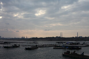 海港暮色下停泊的船只