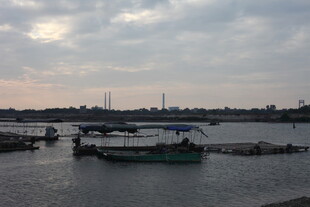 黄昏下的河畔船只景象