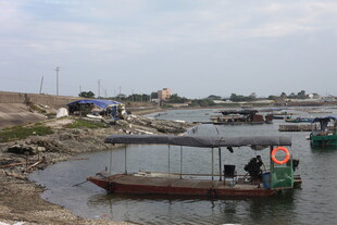 河边停泊的简易船只