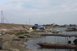 河边停泊的船只及周边景象