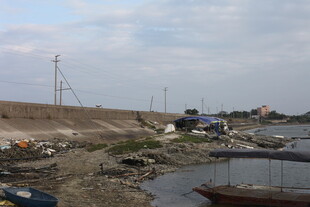 河边停泊船只的荒废场景
