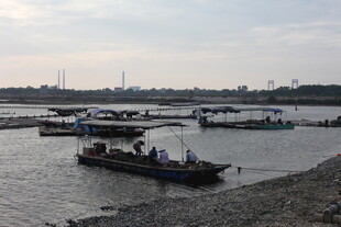 江边停泊的多艘船只