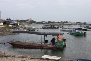 水上停泊的多艘小船