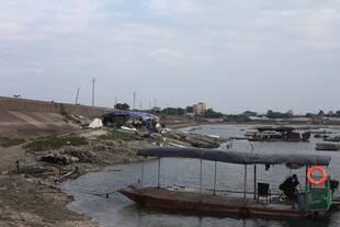 河边停泊的船只与周边景象